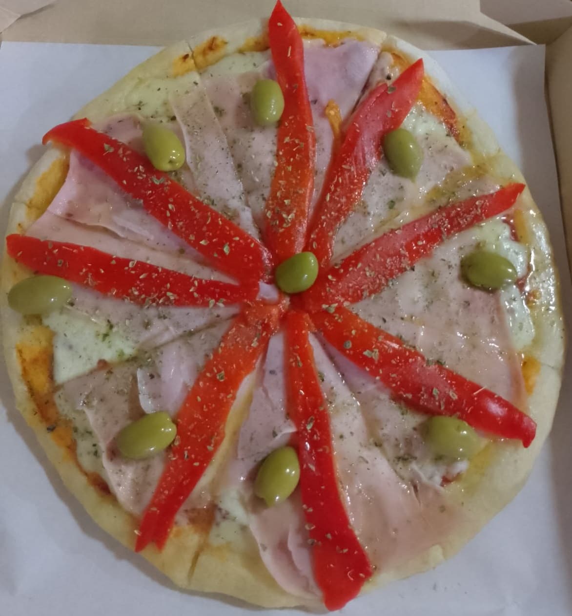 Pizza artesanal recién salida del horno